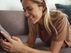 Jinsi ya Kutongoza Mwanadada kwa SMS Bila Kuonekana Mzushi