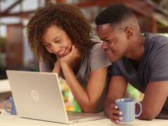 Jinsi ya Kumtongoza Mwanamke kwa Mara ya Kwanza