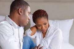 Jinsi ya Kumtuliza Mpenzi Wako Anapokuwa na Hasira au Ameudhika